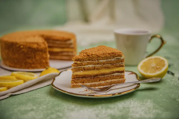 Honey cake with lemon curd